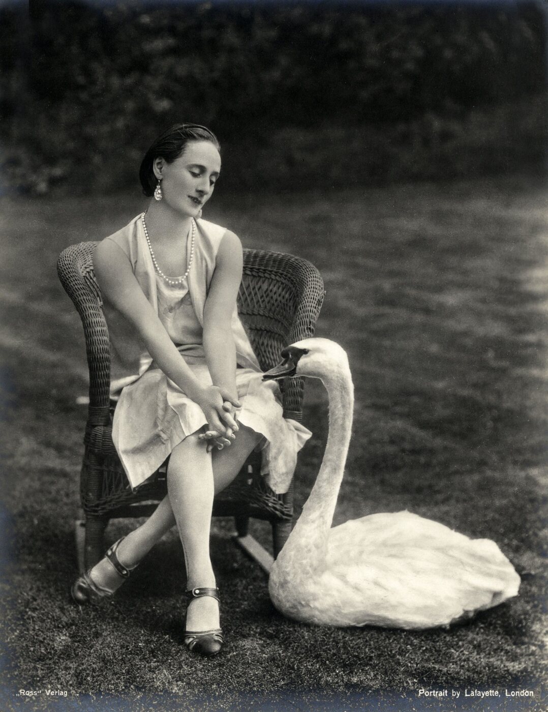 Anna Pawlowa mit ihrem Schwan im Garten